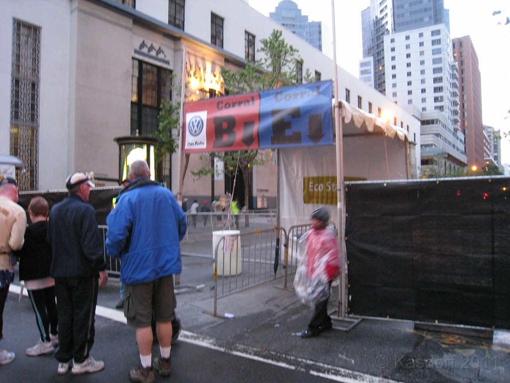 2011 Bay to Breakers Sunday 0040.JPG - I was able to participate in the 2011, 100th anniversary of the San Francisco Bay to Breakers 12K race. A great weekend for sight seeing and racing.